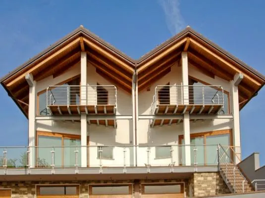 Combinazione di tetti a due falde con compluvio centrale superficie m² 300