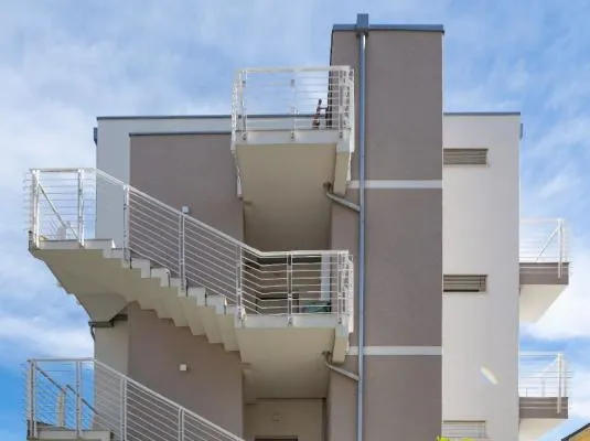 edifici multipiano in legno lamellare